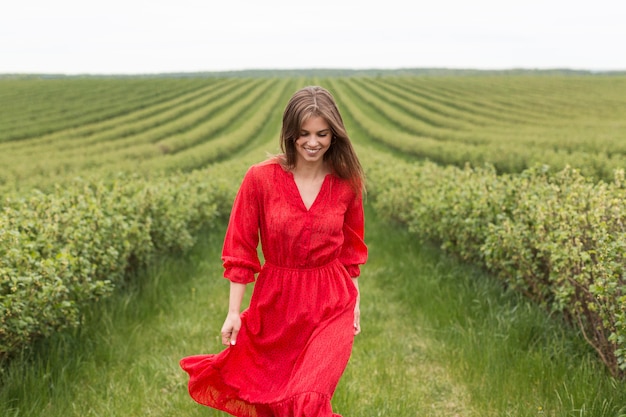 Foto grátis jovem no campo usando vestido