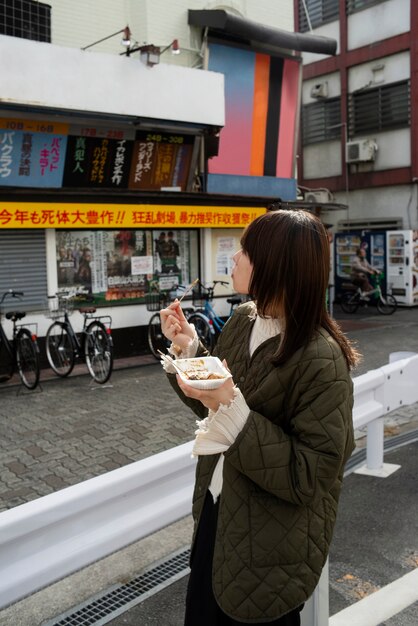 Jovem no japão durante o inverno