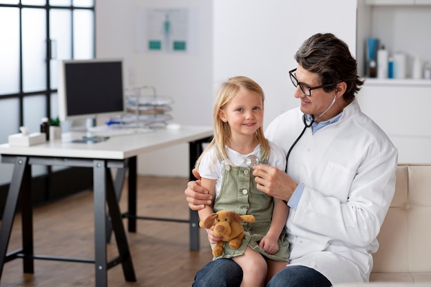 Foto grátis jovem no pediatra para uma consulta com o médico