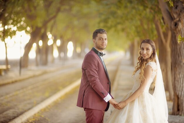 Jovem noiva e noivo em vestido de noiva e casamento causal