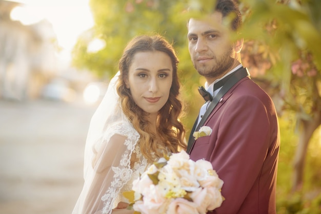 Jovem noiva e noivo em vestido de noiva e casamento causal