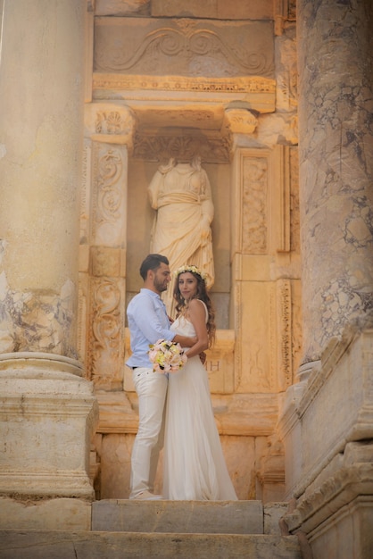 Foto grátis jovem noiva e noivo em vestido de noiva e casamento causal