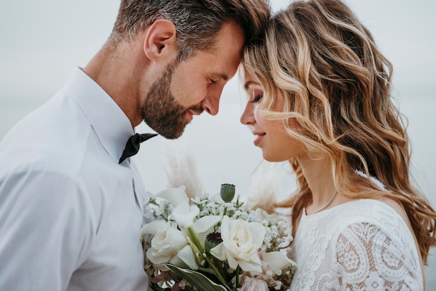 Jovem noiva e noivo fazendo um casamento na praia