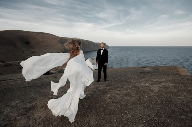 Foto grátis jovem noiva feliz no vestido de casamento e noivo