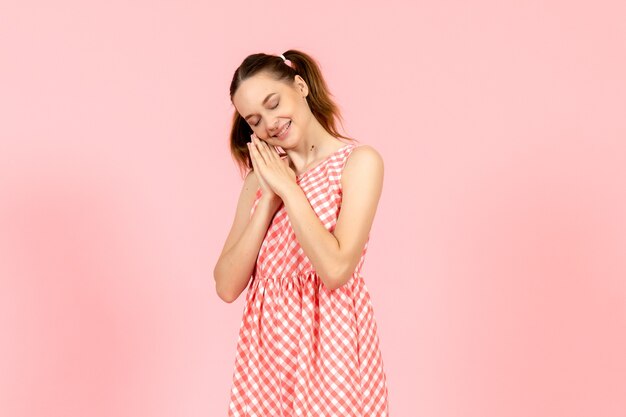 jovem num lindo vestido rosa com expressão sorridente em rosa