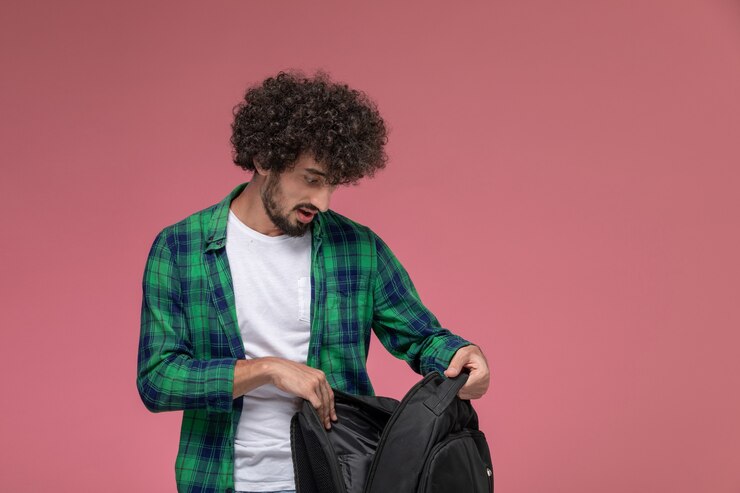 Foto grátis jovem olhando de frente para dentro de sua bolsa