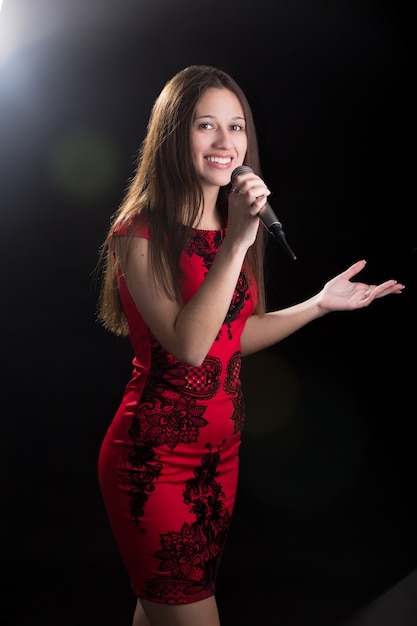 Jovem oradora em vestido vermelho