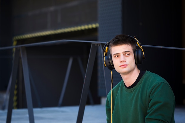 Jovem ouvindo música em fones de ouvido