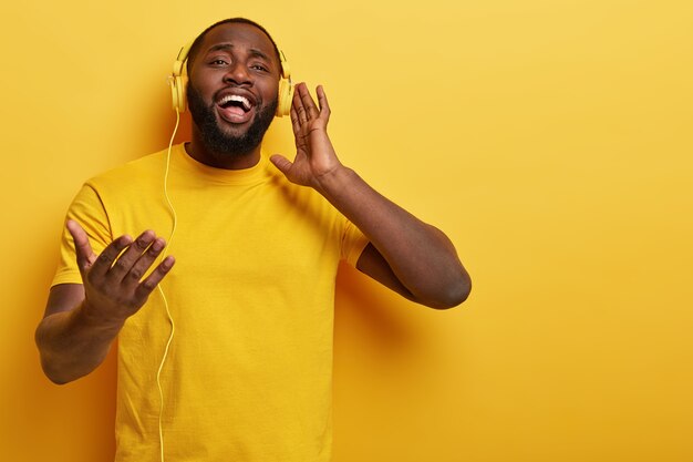 Jovem ouvindo música em fones de ouvido