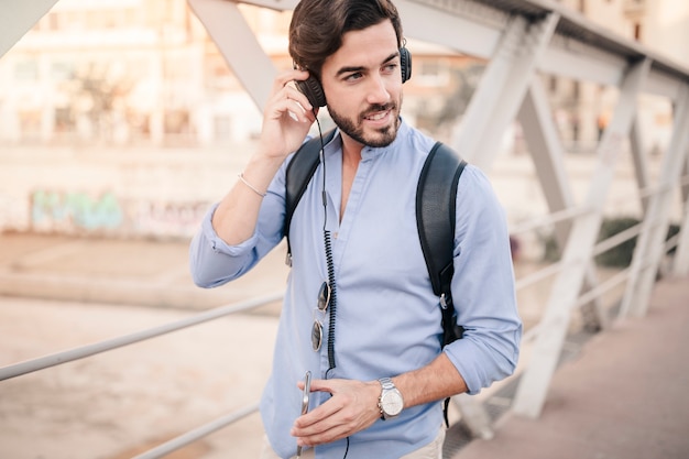 Jovem ouvindo música no fone de ouvido