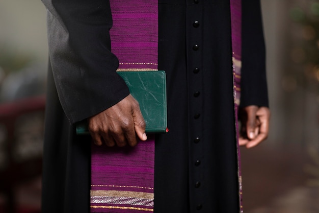 Jovem padre masculino com uma bíblia na igreja