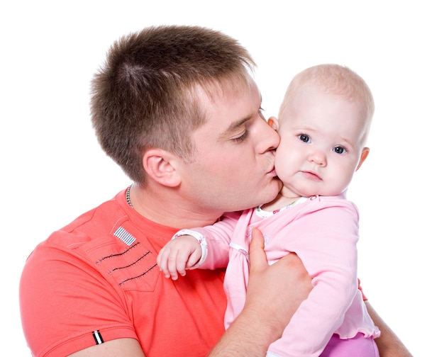 Jovem pai beijando um bebê feliz - isolado no branco
