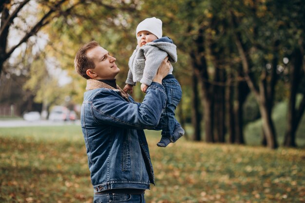 Jovem pai com filho bebê no parque