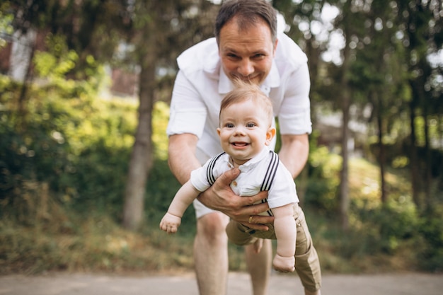 Foto grátis jovem pai com filho pequeno no parque