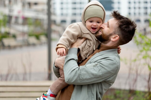 Jovem pai com seu bebê