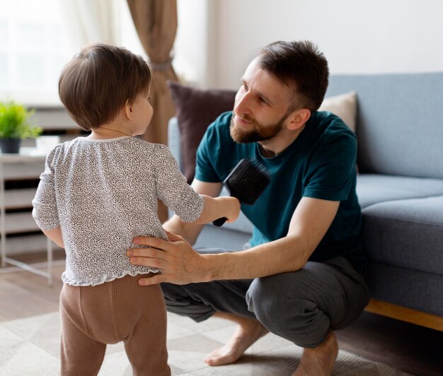 Jovem pai passando um tempo com sua filha