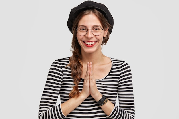 Foto grátis jovem parisiense feliz com uma expressão alegre