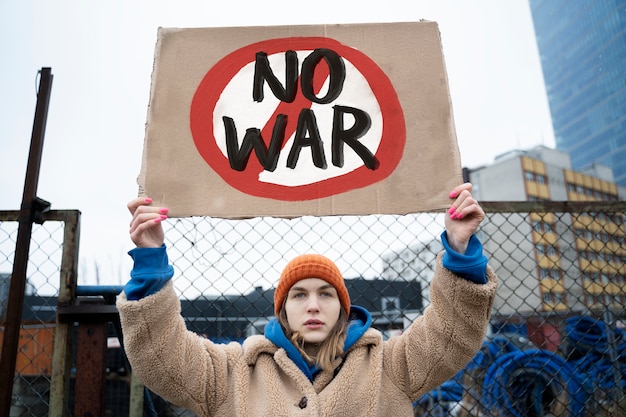 Foto grátis jovem participando de protesto anti-guerra