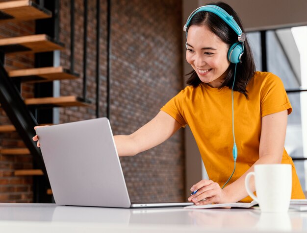 Jovem participando de uma aula online