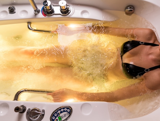 Foto grátis jovem passa relaxando no jacuzzi