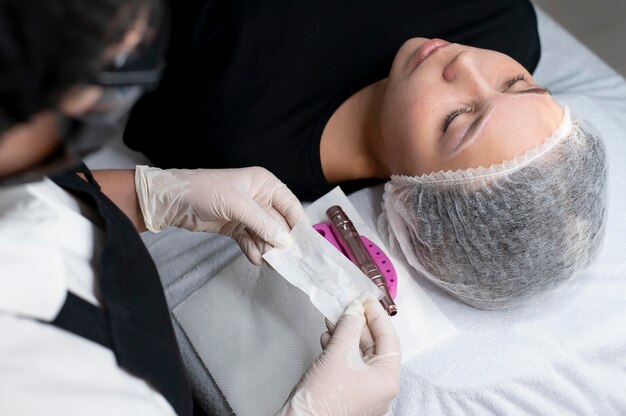 Jovem passando por um tratamento de microblading