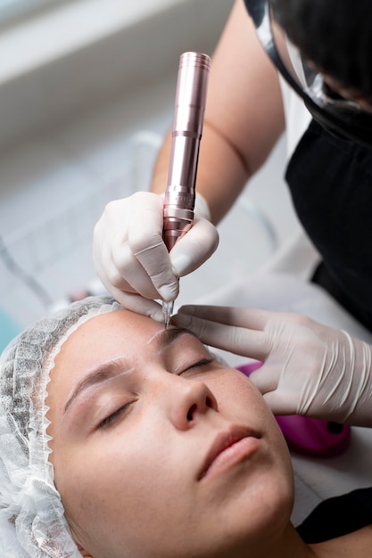 Foto grátis jovem passando por um tratamento de microblading