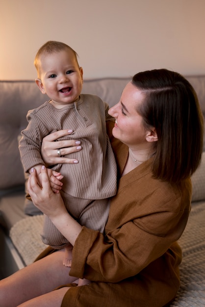 Jovem passando um tempo com seu bebê