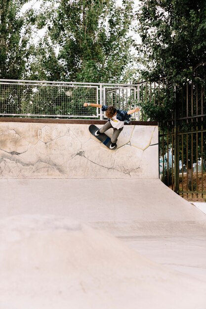 Jovem patinador na metade do tubo