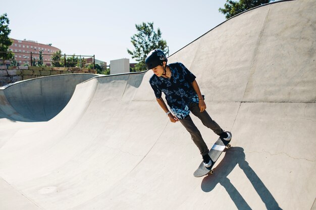 Jovem, patinando com estilo relaxado