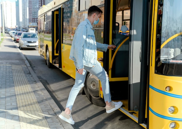 Jovem pegando ônibus da cidade