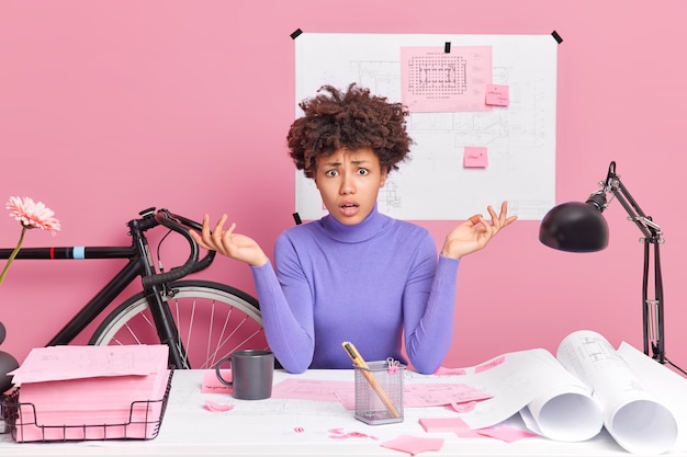 Jovem perplexa e sem noção abre palmas, cria projetos arquitetônicos, faz poses de pesquisa na mesa vestida casualmente
