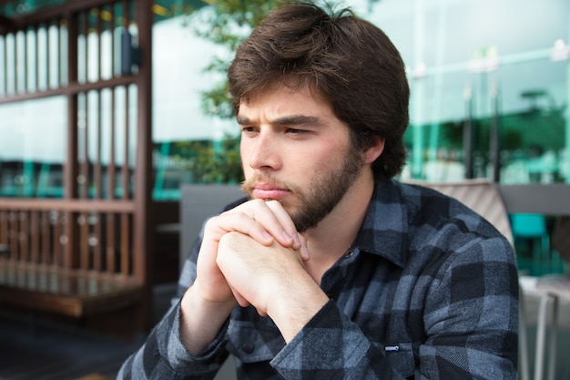 Jovem perturbado a pensar em más notícias