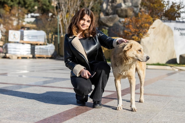 Jovem pet cachorro sem-teto e olhando para a câmera Foto de alta qualidade