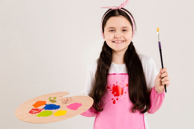 Foto grátis jovem pintor segurando o pincel