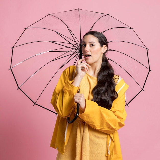 Jovem posando enquanto segura um guarda-chuva