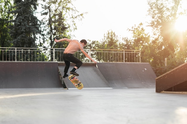 Foto grátis jovem praticando com o skate