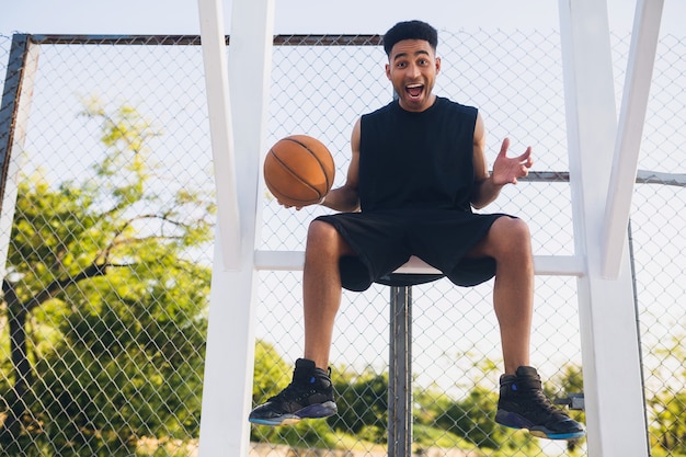 Jovem praticando esportes, jogando basquete