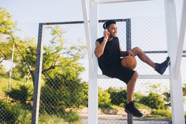 Jovem praticando esportes, se divertindo e ouvindo música em fones de ouvido