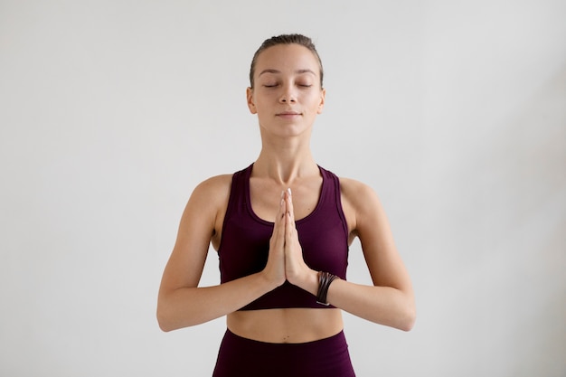 Foto grátis jovem praticando ioga para equilibrar o corpo