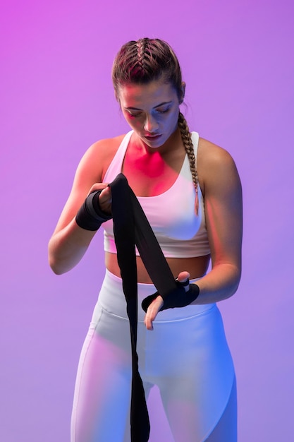 Foto grátis jovem praticando kickboxing