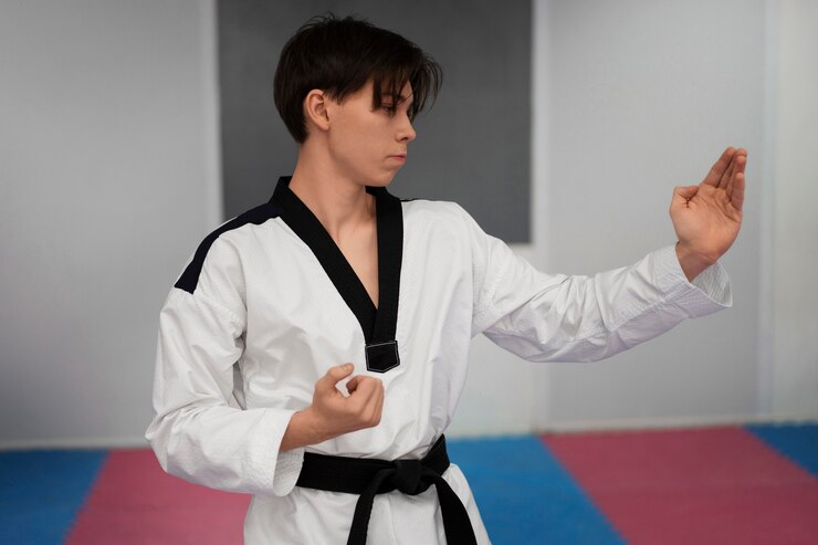 Foto grátis jovem praticando taekwondo em um ginásio