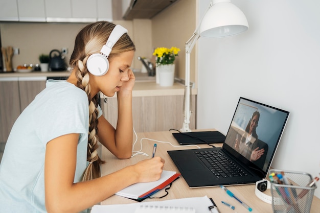 Foto grátis jovem prestando atenção nas aulas online