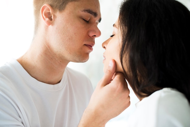 Jovem prestes a beijar mesquinha mulher étnica