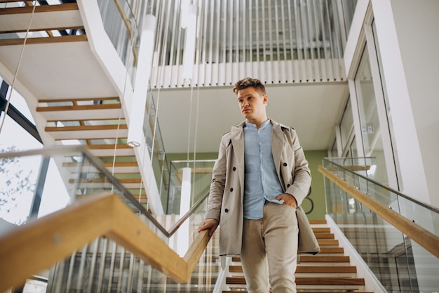 Jovem professora dentro da universidade