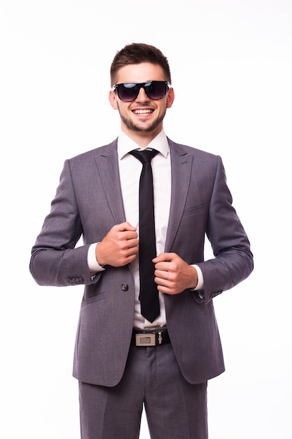 Jovem profissional sorridente com óculos escuros em um fundo branco