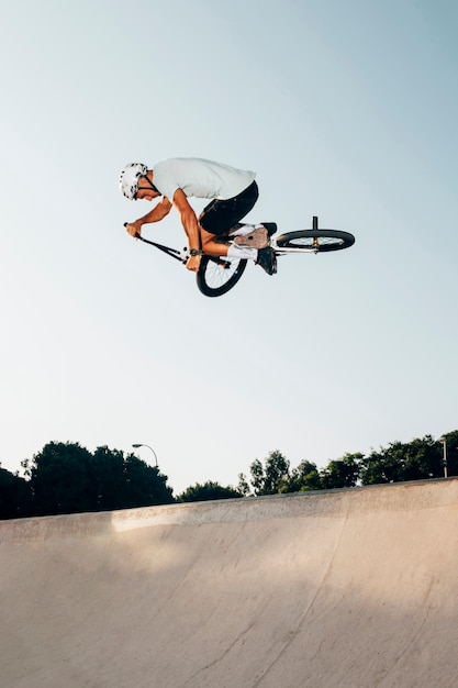 Jovem pulando com bicicleta bmx