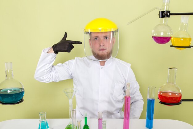 Foto grátis jovem químico de visão frontal apontando seu capacete de proteção