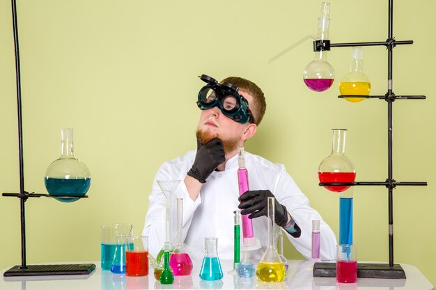 Jovem químico de visão frontal pensa em experimentos científicos