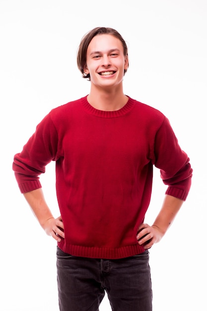 Jovem rapaz bonito posando casualmente isolado na parede branca