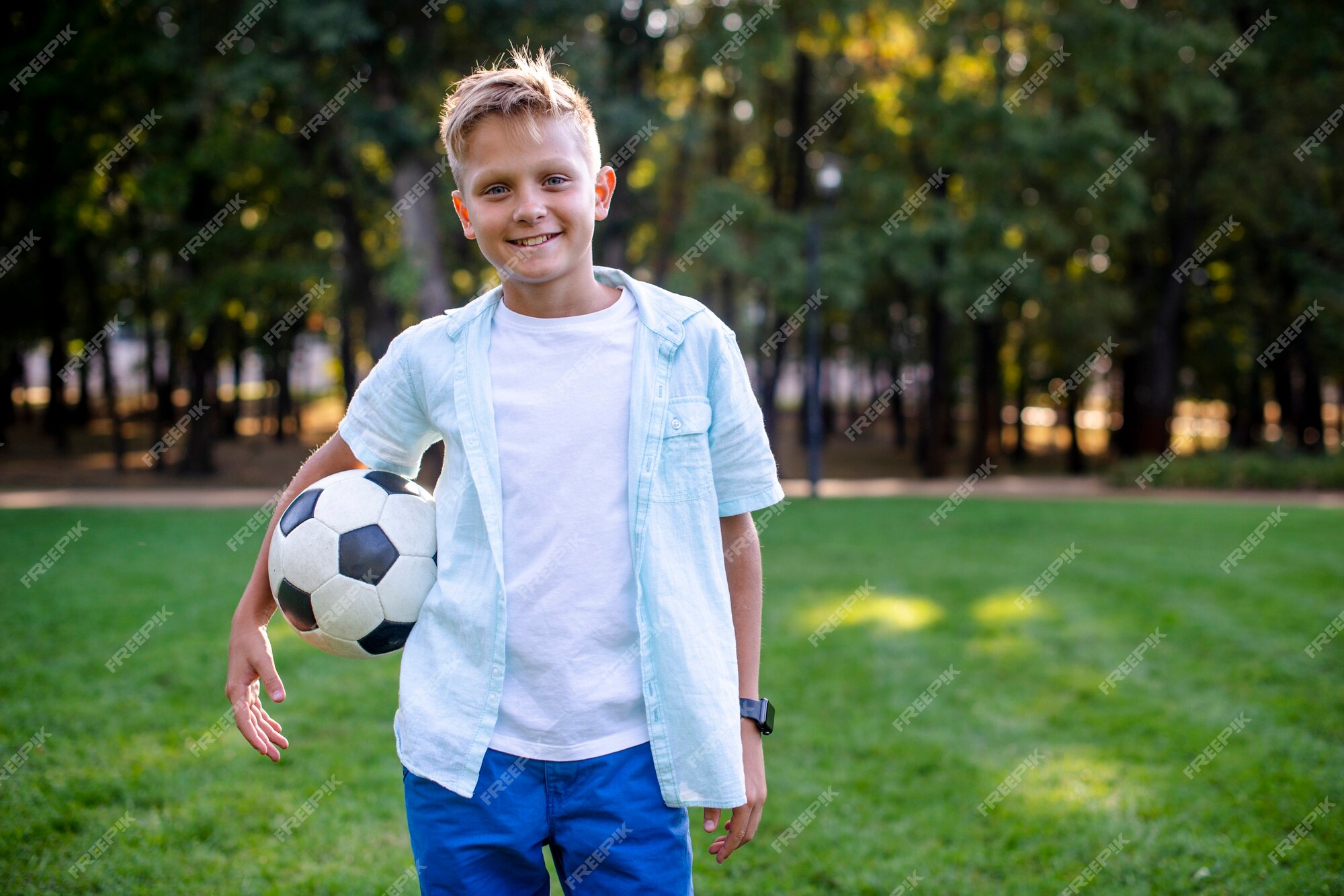 Dois Jogadores De Futebol De 10 Anos Começando O Jogo De Futebol Foto de  Stock - Imagem de fundo, tiro: 207250990